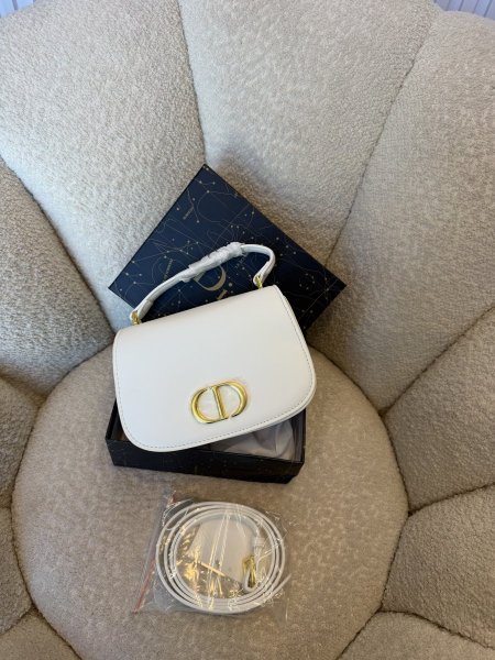 حقيبة مميزة من ديور حجم 20 سم كواليتي جداً عالية شاملة العلبة