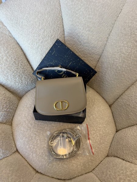 حقيبة مميزة من ديور حجم 20 سم كواليتي جداً عالية شاملة العلبة