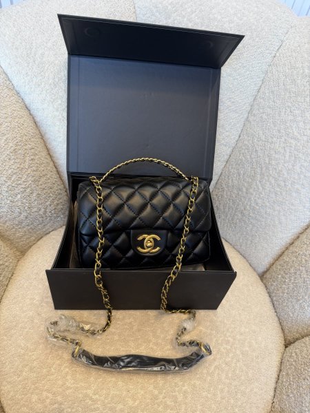 حقيبة مميزة من شانيل حجم 20سم كواليتي جداً عالية شاملة العلبة