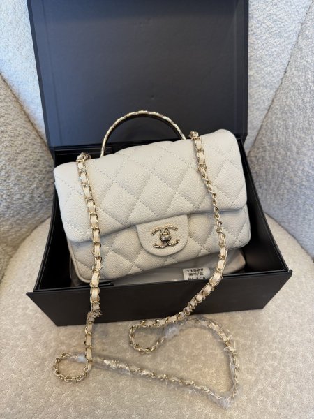 حقيبة مميزة من شانيل حجم 20سم كواليتي جداً عالية شاملة العلبة <br> <span class='text-color-warm'>سيتوفر قريباً</span>