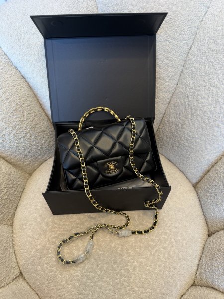 حقيبة مميزة من شانيل حجم 20سم كواليتي جداً عالية شاملة العلبة