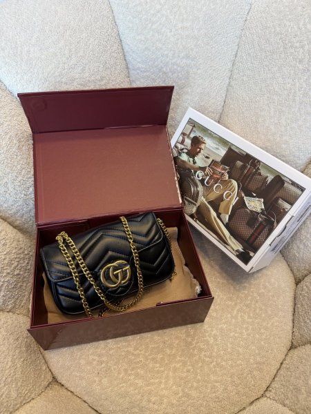 حقيبة من جوتشي حجم ميني تحتوي على بوكس خارجي و داخلي كواليتي جداً عالية