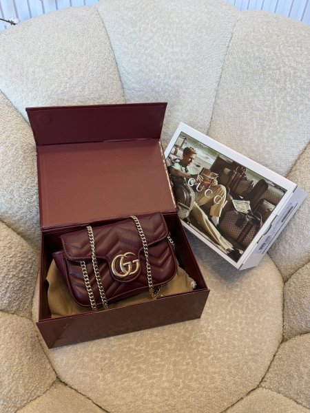 حقيبة من جوتشي حجم ميني تحتوي على بوكس خارجي و داخلي كواليتي جداً عالية <br> <span class='text-color-warm'>سيتوفر قريباً</span>