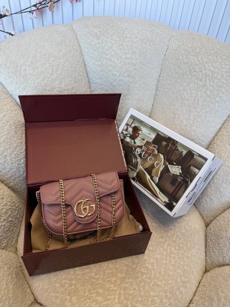 حقيبة من جوتشي حجم ميني تحتوي على بوكس خارجي و داخلي كواليتي جداً عالية