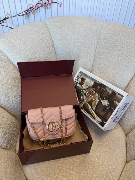 حقيبة من جوتشي حجم ميني تحتوي على بوكس خارجي و داخلي كواليتي جداً عالية