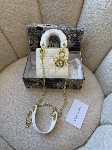 ميني ليدي ديور حجم 15 سم شاملة العلبة <br> <span class='text-color-warm'>سيتوفر قريباً</span>