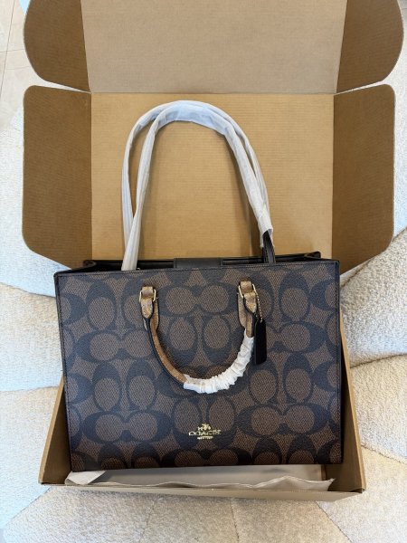 حقيبة من كوتش كواليتي مطابقة للأصلي تماماً حجم 36سم شاملة البوكس