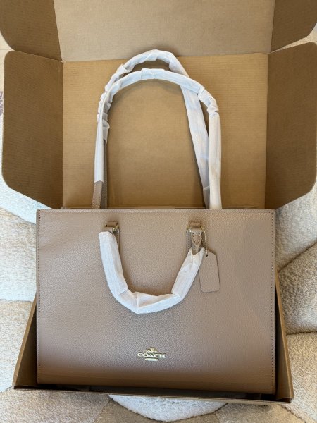 حقيبة من كوتش كواليتي مطابقة للأصلي تماماً حجم 36سم شاملة البوكس