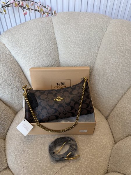 حقيبة من كوتش حجم وسط كواليتي جداّ عالية شاملة العلبة