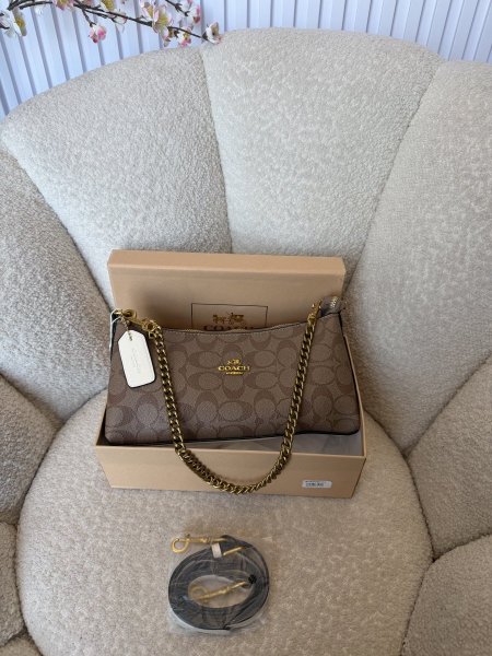 حقيبة من كوتش حجم وسط كواليتي جداّ عالية شاملة العلبة