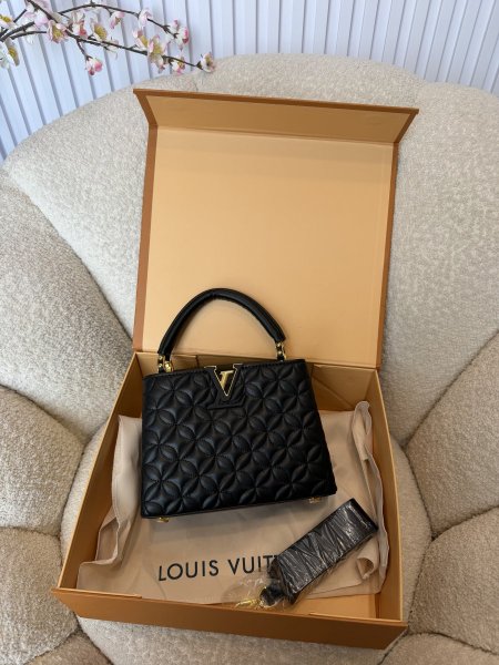 حقيبة مميزة من لوي فيتون حجم 20 سم كواليتي جداّ عالية شاملة العلبة