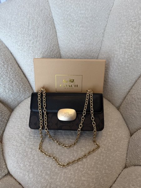 حقيبة من كوتش حجم وسط كواليتي جداّ عالية شاملة العلبة