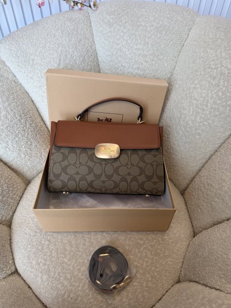 حقيبة من كوتش حجم وسط كواليتي جداّ عالية شاملة العلبة