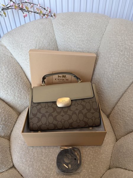 حقيبة من كوتش حجم وسط كواليتي جداّ عالية شاملة العلبة