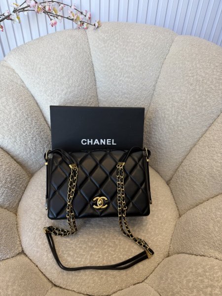 حقيبة مميزة من شانيل حجم 25 سم كواليتي جداّ عالية شاملة العلبة