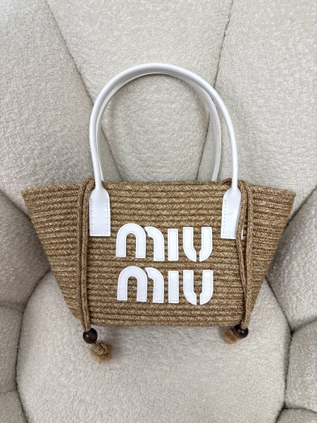 شنطة قش من miu miu حجم كبير كواليتي جداً عالية <br> <span class='text-color-warm'>سيتوفر قريباً</span>