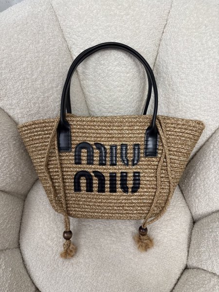 شنطة قش من miu miu حجم كبير كواليتي جداً عالية <br> <span class='text-color-warm'>سيتوفر قريباً</span>