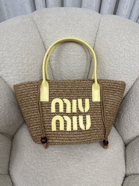 شنطة قش من miu miu حجم كبير كواليتي جداً عالية <br> <span class='text-color-warm'>سيتوفر قريباً</span>