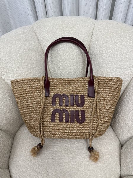 شنطة قش من miu miu حجم كبير كواليتي جداً عالية <br> <span class='text-color-warm'>سيتوفر قريباً</span>