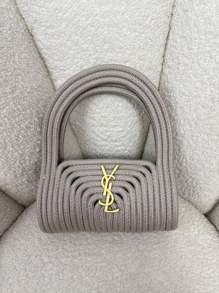 شنطة قش مميزة من ysl حجم وسط كواليتي جداً عالية <br> <span class='text-color-warm'>سيتوفر قريباً</span>