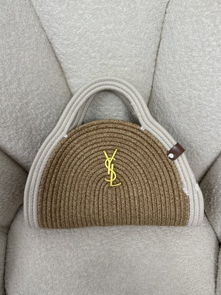 شنطة قش مميزة من ysl حجم وسط كواليتي جداً عالية <br> <span class='text-color-warm'>سيتوفر قريباً</span>