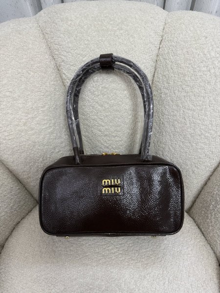حقيبة miu miu احدث إصدار حجم 30 سم كواليتي جداً عالية <br> <span class='text-color-warm'>سيتوفر قريباً</span>
