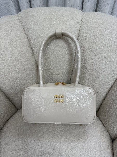 حقيبة miu miu احدث إصدار حجم 30 سم كواليتي جداً عالية <br> <span class='text-color-warm'>سيتوفر قريباً</span>