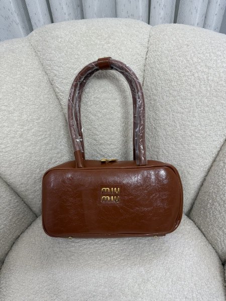 حقيبة miu miu احدث إصدار حجم 30 سم كواليتي جداً عالية