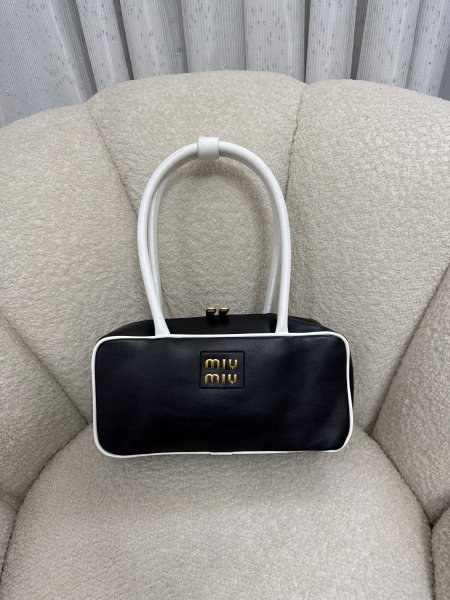 حقيبة miu miu احدث إصدار حجم 30 سم كواليتي جداً عالية (مكس لونيين ابيضّ و اسود)