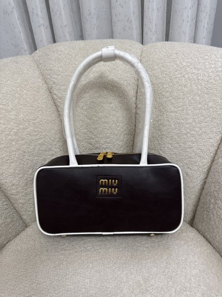 حقيبة miu miu احدث إصدار حجم 30 سم كواليتي جداً عالية (مكس لونين بني و أبيض) <br> <span class='text-color-warm'>سيتوفر قريباً</span>