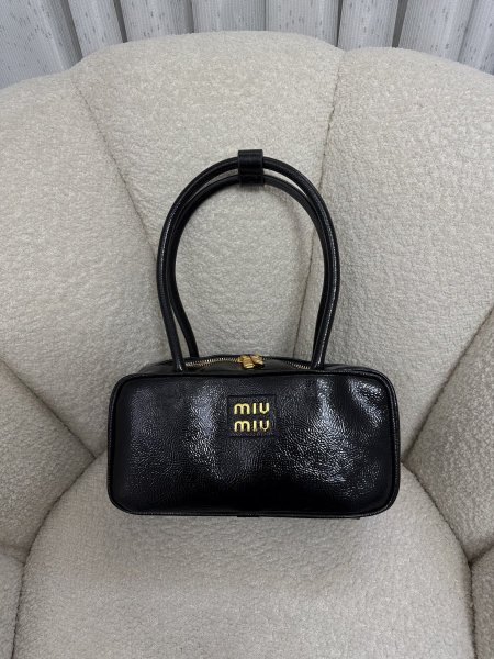 حقيبة miu miu احدث إصدار حجم 30 سم كواليتي جداً عالية <br> <span class='text-color-warm'>سيتوفر قريباً</span>