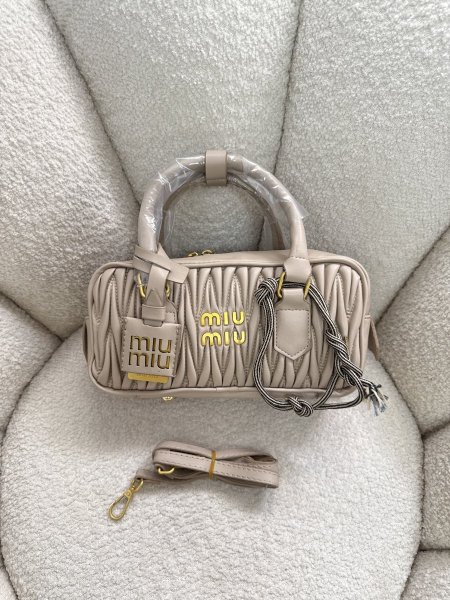 حقيبة الترند من miu miu حجم 26 سم كواليتي توب <br> <span class='text-color-warm'>سيتوفر قريباً</span>