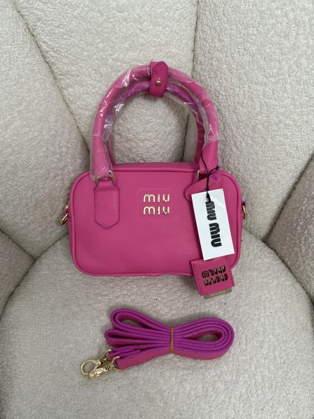 شنطة مميزة من miu miu حجم 25سم كواليتي توب