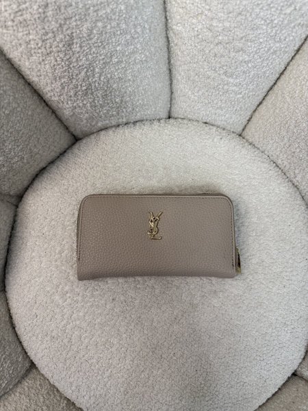 محفظة من ysl حجم كبير مع سحاب داخلي