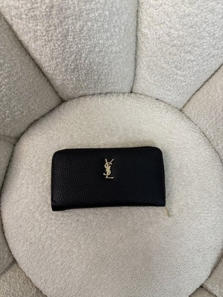 محفظة من ysl حجم كبير مع سحاب داخلي