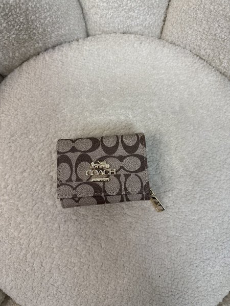 محفظة مميزة من كوتش حجم صغير <br> <span class='text-color-warm'>سيتوفر قريباً</span>