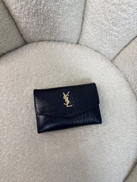 محفظة مميزة من ysl جلد تمساح حجم وسط مع سحاب داخلي