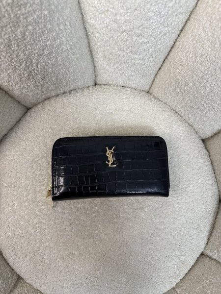 محفظة مميزة من ysl جلد تمساح حجم كبير مع سحاب داخلي