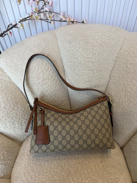 حقيبة مميزة من جوتشي حجم 30 سم كواليتي جداّ عالية <br> <span class='text-color-warm'>سيتوفر قريباً</span>