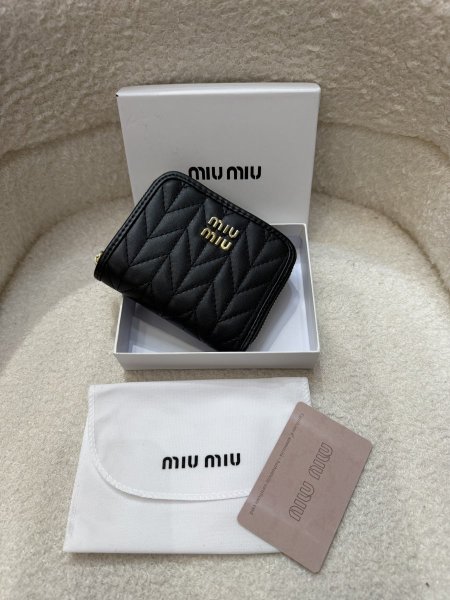 محفظة miu miuحجم وسط كواليتي جداً عالية شاملة العلبة
