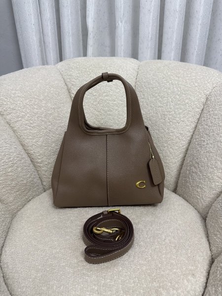 حقيبة كوتش لانا حجم ٢٥ سم كواليتي جداً عالية <br> <span class='text-color-warm'>سيتوفر قريباً</span>