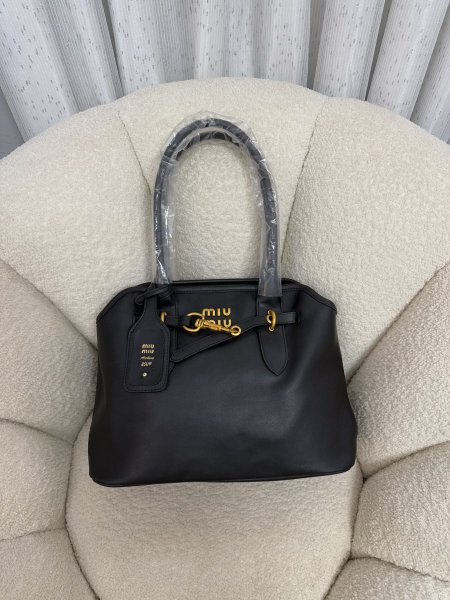 حقيبة miu miu الترند حجم كبير قاعدة ٣٦ سم كواليتي توب