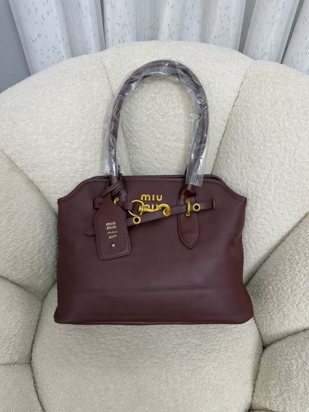 حقيبة miu miu الترند حجم كبير قاعدة ٣٦ سم كواليتي توب