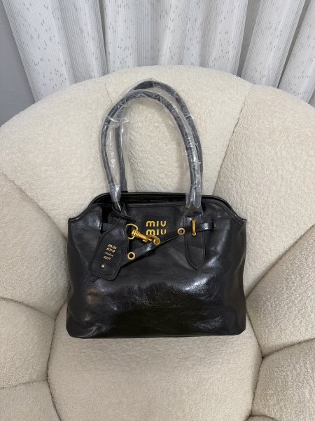 حقيبة miu miu الترند حجم كبير قاعدة ٣٦ سم كواليتي توب <br> <span class='text-color-warm'>سيتوفر قريباً</span>