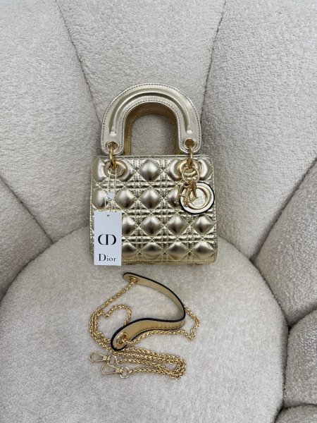 حقيبة lady Dior لون ذهبي جلد لامع حجم ٢١ سم كواليتي جداً عالية