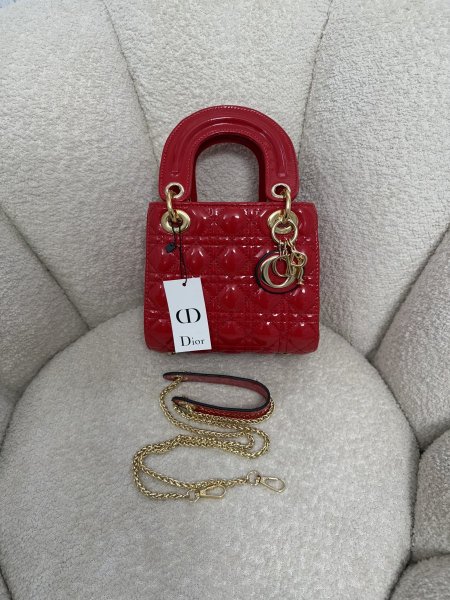 حقيبة lady Dior لون احمر جلد لامع حجم ٢١ سم كواليتي جداً عالية