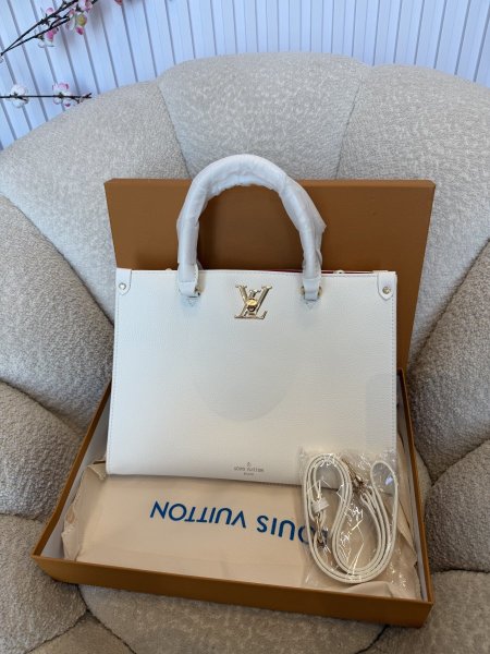 حقيبة مميزة من Louis Vuitton حجم 30سم كواليتي جداّ عالية شاملة العلبة <br> <span class='text-color-warm'>سيتوفر قريباً</span>