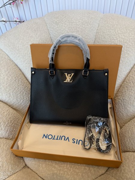 حقيبة مميزة من Louis Vuitton حجم 30سم كواليتي جداّ عالية شاملة العلبة