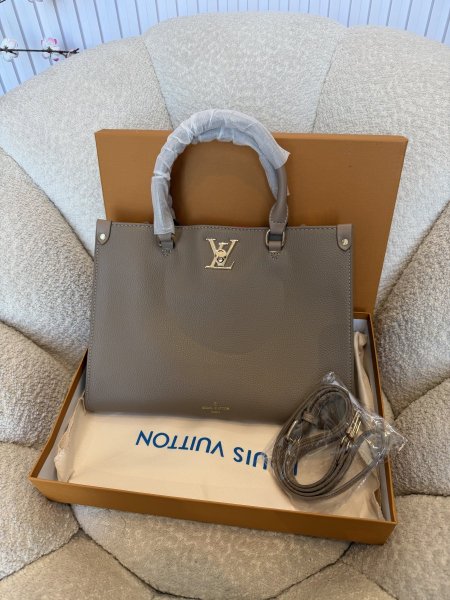 حقيبة مميزة من Louis Vuitton حجم 30سم كواليتي جداّ عالية شاملة العلبة <br> <span class='text-color-warm'>سيتوفر قريباً</span>