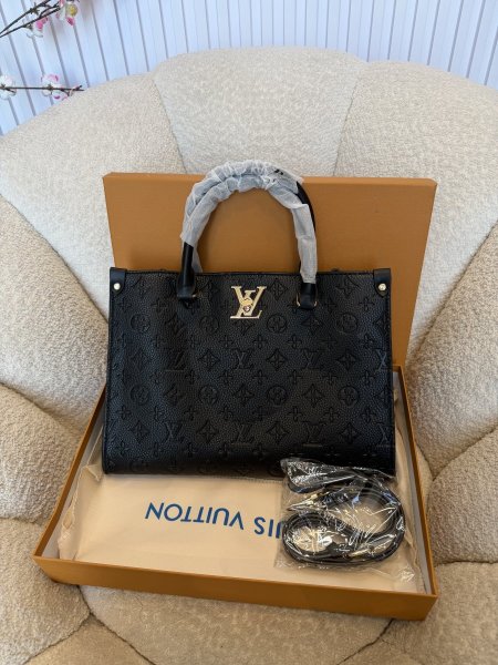 حقيبة مميزة من Louis Vuitton حجم 30سم كواليتي جداّ عالية شاملة العلبة